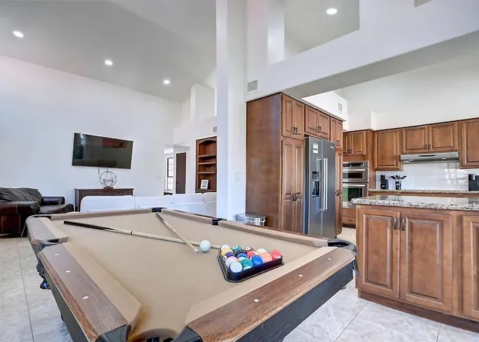 10 Large Bedrooms Sport Court Pool Holiday home