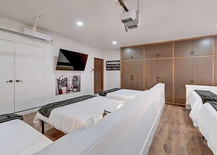10 Large Bedrooms Sport Court Pool * Phoenix