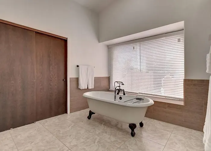 Holiday home 10 Large Bedrooms Sport Court Pool *